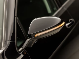 Volkswagen Golf Volkswagen Golf 1.5 TSI R-Line Sport 150Pk Automaat (VIRTUAL COCKPIT, APPLE CARPLAY, GROOT NAVI, CAMERA, LED KOPLAMPEN, ALCANTARA, ADAPTIVE CRUISE, LM VELGEN, DAB+, NIEUWE APK, NIEUWSTAAT) - afbeelding nr 39
