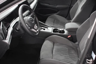 Volkswagen Golf Volkswagen Golf 1.5 eTSI 150pk Style | Sfeer verlichting | Navigatie | Climate control | Camera | Adaptive Cruise control | Led | Parkeer sensoren | Lichtmetalen Velgen - afbeelding nr 9