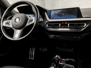 BMW 1 Serie Automaat (PANORAMADAK, M PAKKET, APPLE CARPLAY, GROOT NAVI, STOELVERWARMING, LEDEREN SPORTSTOELEN, CAMERA, GETINT GLAS, M SPORT BESTURING, SFEERVERLICHTING, NIEUWE APK, NIEUWSTAAT) - afbeelding nr 7