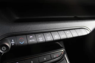 Jeep Avenger Jeep Avenger ALTITUDE 156PK 54 kWh | 3-FASE | ELEKTRISCH BEDIENBARE ACHTERKLEP | ACHTERUITRIJ CAMERA | NAVIGATIE | DRAADLOZE APPLE CARPLAY/ANDROID AUTO | ALL SEASON BANDEN | LICHTMETALEN VELGEN 17