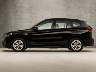 BMW X1 221Pk Automaat (GROOT NAVI, CLIMATE, ALCANTARA, ELEK ACHTERKLEP, SPORTSTOELEN, PARKEERSENSOREN, LED KOPLAMPEN, DAB+, NIEUWSTAAT) - afbeelding nr 2