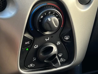 Toyota Aygo Toyota Aygo 1.0 VVT-i x-play | Achteruitrijcamera | Cruise Control | Airconditioning | Elektrische Ramen | - afbeelding nr 17
