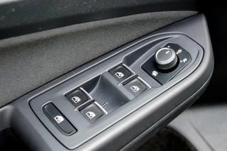 Volkswagen Golf Volkswagen Golf 1.0 TSI Life Business Rijklaarprijs-Garantie Navigatie led Airco Apple carplay Sfeer verlichting - afbeelding nr 27