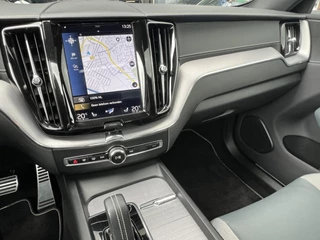 Volvo XC60 Navigatie Panoramadak Luchtvering Camera Head Up Display Leder Dashboard Carplay Elek. Stoel 19 Inch Velgen Stoelverwarming Standkachel On Call 1e Eigenaar Plug In Hybride BTW Auto - afbeelding nr 14