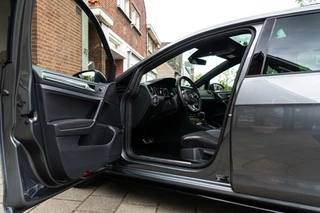 Volkswagen Golf Volkswagen Golf 1.5 TSI R-Line Pano / Camera / ACC - afbeelding nr 22