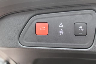 Peugeot 3008 Peugeot 3008 1.6 PureTech GT Line / Panoramdak / Camera / Navigatie / 19'' / Keyless / Half leder / Focal Audio / Dodehoek / Cruise Control - afbeelding nr 31