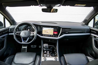 Volkswagen Touareg Volkswagen Touareg R 3.0 TSi eHybrid 4MOTION | Full Option | Panodak | Massage | Trekhaak | Black Style | 21 inch | - afbeelding nr 16