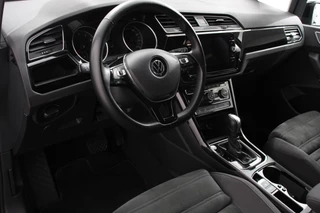 Volkswagen Touran Volkswagen Touran 1.5 TSI DSG Highline 7p | Navigatie | Apple Carplay/Android Auto | Parkeersensoren | Adaptive Cruise Control | Stoel-en stuurverwarming | Elektrische achterklep | Getinte ramen | Climatronic - afbeelding nr 9