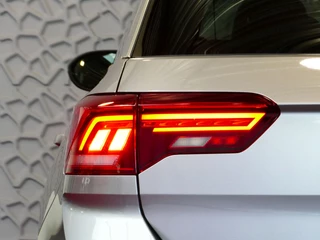 Volkswagen T-Roc Volkswagen T-Roc 1.5 TSI 150PK R-LINE EVO IQ LIGHT ALCANTARA ELEK.KLEP CARPLAY STOEL/STUUR VERW. 18
