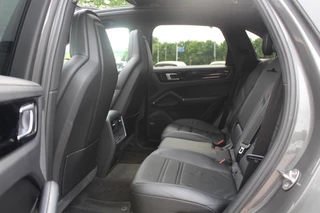 Porsche Cayenne Porsche Cayenne 3.0 E-Hybrid / Trekhaak / Panoramadak / 360Camera / Head-up / 21'' / Keyless / Bose / Sportchrono / Softclose / Stuurverwarming / Leder / Cruise Control - afbeelding nr 11