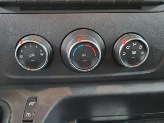 Renault Master Renault Master E-Tech T31 L3H2 52 kWh | POST NL instapklaar | Schappen | Sidebars | Achteropstap | Doorloop | Laadvloer | Aantal gebruikerssporen blijven zitten - afbeelding nr 11