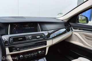 BMW 5 Serie BMW 520d Touring Luxury Mineralgrau Leder Pano HUD 360°Cam Comfortstoelen Keyless 18