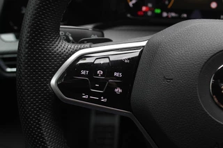 Volkswagen Golf Volkswagen Golf 1.5 eTSI R-Line / Panoramadak / Camera / Harman Kardon / Matrix LED / 18'' / Navigatie / DAB / ACC / Dodehoek / Stuurverwarming / Stoelverwarming - afbeelding nr 31