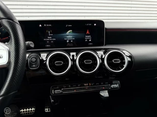Mercedes-Benz A-Klasse Mercedes-Benz A-klasse 200 AMG Panoramadak Camera LED DAB Widescreen Apple CarPlay/Android Auto Night Pakket Stoelverwarming - afbeelding nr 16