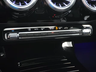 Mercedes-Benz CLA Mercedes-Benz CLA Shooting Brake 200 AMG // Panoramadak // Sfeerverlichting // Privacy Glas // 19