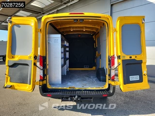 Ford Transit Ford Transit 130pk L2H2 Airco Cruise Trekhaak Parkeersensoren Werkplaatsinrichting Euro6 L2 11m3 Airco Trekhaak Cruise control - afbeelding nr 3