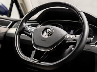 Volkswagen Passat Volkswagen Passat Variant 1.4 TSI ACT Highline 150Pk Automaat (APPLE CARPLAY, GROOT NAVI, CLIMATE, STOELVERWARMING, SPORTSTOELEN, KEYLESS, ADAPTIVE CRUISE, TREKHAAK, PARKEERSENSOREN, NIEUWSTAAT) - afbeelding nr 16