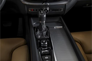 Volvo XC60 Volvo XC60 2.0 T4 Inscription 190 PK - Automaat | Dig. Cockpit | Elek. Trekhaak | Adapt. Cruise | Memory | Stoel-+Stuurverw. | PDC | Camera | NAV | ECC | Elek. Klep | LM 19