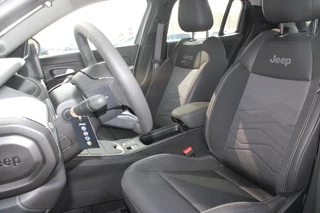 Jeep Avenger Jeep Avenger ALTITUDE 156PK 54 kWh | 3-FASE | ELEKTRISCH BEDIENBARE ACHTERKLEP | ACHTERUITRIJ CAMERA | NAVIGATIE | DRAADLOZE APPLE CARPLAY/ANDROID AUTO | ALL SEASON BANDEN | LICHTMETALEN VELGEN 17