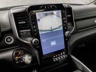 Dodge Ram 1500 Dodge Ram 1500 5.7 V8 4x4 Crew Cab Laramie 402Pk Automaat (PANORAMADAK, LUCHTVERING, GROOT NAVI, STOELKOELING, MEMORY SEATS, HARMAN/KARDON, TREKHAAK, STOELVERWARMING ACHTER, APPLE CARPLAY, NIEUWSTAAT) - afbeelding nr 20