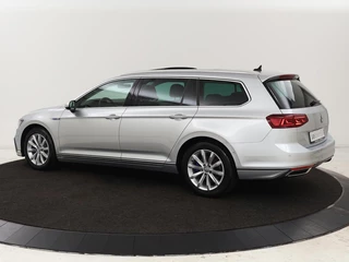 Volkswagen Passat Volkswagen Passat 1.4 TSI PHEV GTE | Panoramadak | Leder |  Stoelverwarming | Trekhaak | Camera | Park Assist | Adaptive cruise | Side Assist | Matrix LED | Carplay | Navigatie - afbeelding nr 2