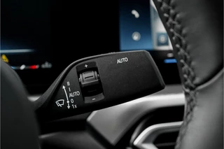BMW 3 Serie BMW 3 Serie 318i M-Sport Shadow Individual Schuifdak HiFi 19