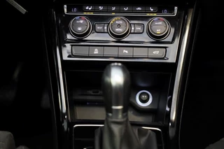Volkswagen Touran Volkswagen TOURAN 1.5 TSI R Line 7 Persoons / AUT / ACC / Navi / Camera / Open Panoramadak / Led / Pdc / Trekhaak / 17 Inch - afbeelding nr 21