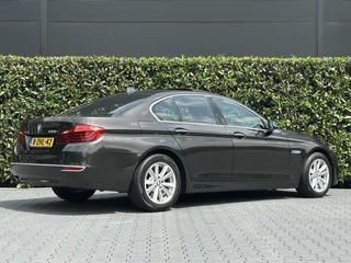 BMW 5 Serie BMW 5-serie 528xi High Executive, NL AUTO, NAP, PANO, NAVI, CRUISE, ECC-AIRCO, HUD, DODEHOEK, COMFORT STOELEN, CAMERA, LICHTMETAAL 17