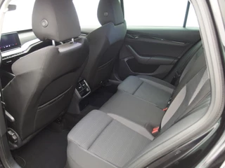 Škoda Octavia Škoda Octavia Combi 1.0 TSI Business Edition TREKHAAK / CARPLAY / SFEERVERLICHTING / NAVI / CLIMA / PDC / BLUETOOTH / CRUISE / NL-AUTO - afbeelding nr 36