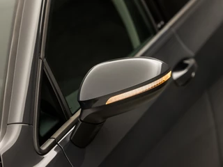 Volkswagen Golf Volkswagen Golf 1.5 TSI Sportline 150Pk (APPLE CARPLAY, GROOT NAVI, STUUR/STOELVERWARMING, SFEERVERLICHTING, SPORTSTOELEN, GETINT GLAS, KEYLESS, ADAPTIVE CRUISE, PARKEERSENSOREN, NIEUWE APK, NIEUWSTAAT) - afbeelding nr 35