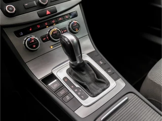 Volkswagen Passat Volkswagen Passat Variant 1.4 TSI Sportline Automaat (NAVIGATIE, CLIMATE, STOELVERWARMING, GETINT GLAS, SPORTSTOELEN, TREKHAAK, CRUISE, PARKEERSENSOREN, NIEUWSTAAT) - afbeelding nr 11