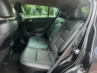 Kia Sportage Kia Sportage 1.6 132pk Airco Cruise-Control Navigatie Bluetooth Stoel- en Stuurverwarming - afbeelding nr 17