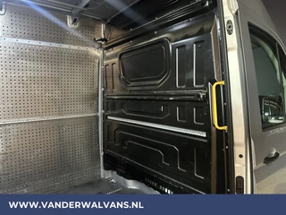 Volkswagen Crafter Volkswagen Crafter 2.0 TDI 140 pk L3H3 L2H2 Euro6 Airco | Camera | Cruisecontrol | Apple Carplay Android Auto, Chauffeursstoel, Parkeersensoren, Bijrijdersbank, 3000kg Trekvermogen, zilver - afbeelding nr 12