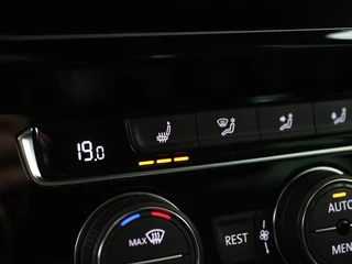 Volkswagen Passat Volkswagen Passat 1.4 TSI PHEV GTE | Panoramadak | Stoelverwarming |  Trekhaak | Side Assist | Camera | Carplay | Adaptive cruise | Park Assist | Matrix LED | Massage - afbeelding nr 6