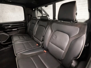 Dodge Ram 1500 Dodge Ram 1500 5.7 V8 4x4 Crew Cab Laramie 402Pk Automaat (PANORAMADAK, LUCHTVERING, GROOT NAVI, STOELKOELING, MEMORY SEATS, HARMAN/KARDON, TREKHAAK, STOELVERWARMING ACHTER, APPLE CARPLAY, NIEUWSTAAT) - afbeelding nr 16
