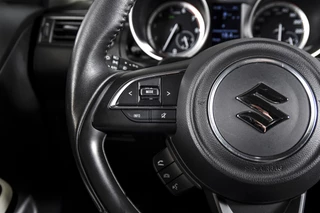 Suzuki Swift | Adapt. Cruise |Stoelverw. | Camera | NAV + App. Connect | ECC | Afn. Trekhaak | LM 16