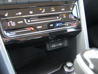 Volkswagen T-Roc Volkswagen T-Roc 1.5 TSI 150pk DSG Style | Acc | Lane | Camera - afbeelding nr 32