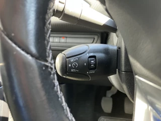 Peugeot 208 Peugeot 208 1.2 PureTech Allure 110 pk | dealer onderhouden | navigatie | trekhaak | climate | apple carplay | parkeersens. - afbeelding nr 31