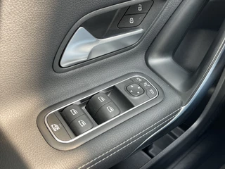 Mercedes-Benz A-Klasse Mercedes-Benz A-Klasse 180 Luxury Line | Facelift | Pano | Ambiente | Camera | CarPlay | LED | Keyless | DAB+ - afbeelding nr 12