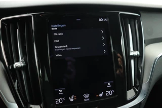 Volvo V60 Volvo V60 2.0 T6 Recharge AWD R-Design | Trekhaak |  Stoel & stuurverwarming | Adaptive cruise | Carplay | Camera | Keyless | Navigatie | Full LED | Dodehoek detectie | Half leder - afbeelding nr 22