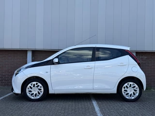 Toyota Aygo Toyota Aygo Automaat 1.0 VVT-i x-play - afbeelding nr 2