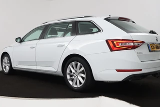 Škoda Superb Skoda Superb Combi 1.5 TSI ACT Ambition Business (PANORAMADAK, STOELVERWARMING, TREKHAAK, ELEKTR STOELEN, NAVIGATIE, NL-AUTO) - afbeelding nr 5
