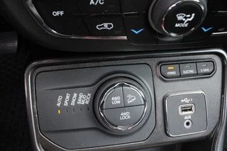 Jeep Compass Jeep Compass 4xe 240PK PHEV TRAILHAWK AUTOMAAT | NAVIGATIE | ACHTERUIRIJCAMERA | APPLE CARPLAY / ANDROID AUTO | DIGITALE COCKPIT | XENON KOPLAMPEN | 17