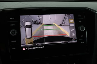 Volkswagen Passat Volkswagen Passat 1.4 TSI PHEV GTE | Head-Up | Stoelverwarming |  Camera | Adaptive cruise | Massage | Side Assist | Carplay | Matrix LED | Achterbankverwarming | Navigatie - afbeelding nr 14