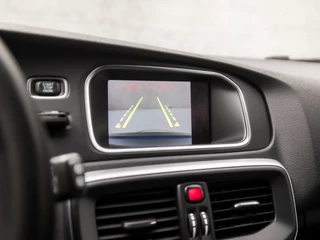 Volvo V40 Automaat (PANORAMADAK, NAVIGATIE, CAMERA, GETINT GLAS, STOELVERWARMING, SPORTSTOELEN, KEYLESS, LED KOPLAMPEN, PARKEERSENSOREN, NIEUWSTAAT) - afbeelding nr 17