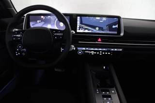 Hyundai IONIQ 6 Hyundai IONIQ 6 CONNECT 77 kWh WARMTEPOMP | VOORVERWARMING | NAVIGATIE | STOELVERWARMING | STUURVERWARMING | HEAD-UP DISPLAY | DODEHOEK DETECTIE | ELEKTRISCHE VOOSRSTOELEN | ACHTERBANK VERWARMING | ELEKTRSICH BEDIENBARE ACHTERKLEP | DRAADLOOS TELEFOONLADEN | VEHICLE TO LOAD | ACHTERUITRIJCAMERA | KEYLESS ENTRY | - afbeelding nr 7
