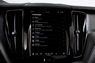 Volvo XC60 Volvo XC60 2.0 T6 Plug-in hybrid AWD Plus Dark | S/K-Panodak | Dig. Cockpit | Adapt. Cruise | Memory Stoelen | Elek. Klep | Stoel-+stuurverw. | 360 Camera | Harman/Kardon | NAV+App. Connect | LM 19