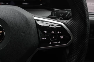 Volkswagen Golf Volkswagen Golf 1.5 eTSI R-Line / Panoramadak / Camera / Harman Kardon / Matrix LED / 18'' / Navigatie / DAB / ACC / Dodehoek / Stuurverwarming / Stoelverwarming - afbeelding nr 32