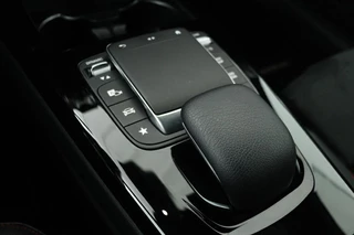 Mercedes-Benz A-Klasse Mercedes-Benz A-klasse 250e AMG Night | Stoelverwarming | Carplay |  Widescreen | Sfeerverlichting | Camera | Leder/Alcantara | Navigatie | Full LED - afbeelding nr 13