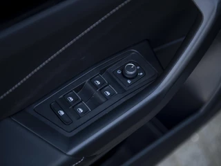 Volkswagen T-Roc Volkswagen T-Roc 1.5TSi 150pk R-Line | LED Matrix | DAB | App Connect | 18